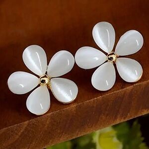 NEW Elegant Cute 14k gold Opal Flower Stud Earrings